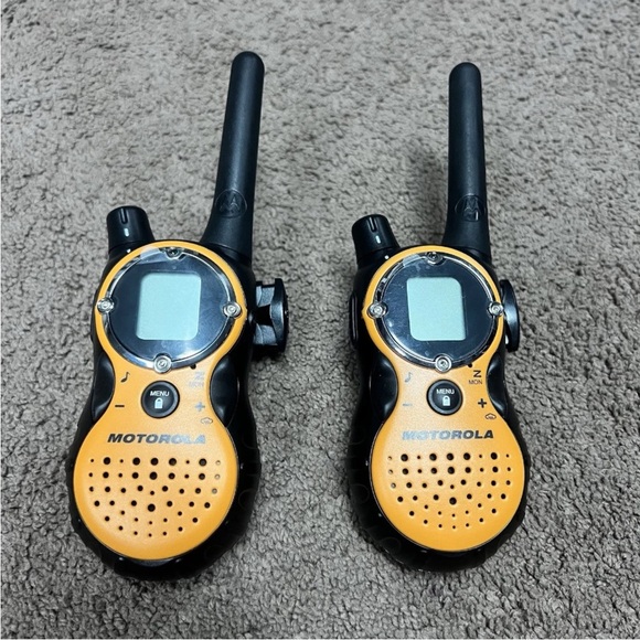 Motorola TALKABOUT T8500 Two Way Radios With Charger And Two Xtra faces set of 2 - Picture 2 of 13